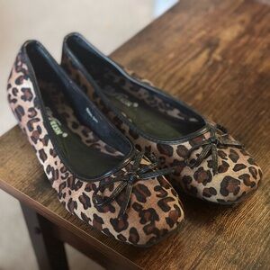 Unrecognized brand. Cheetah flats. Good condition never work. Size 40